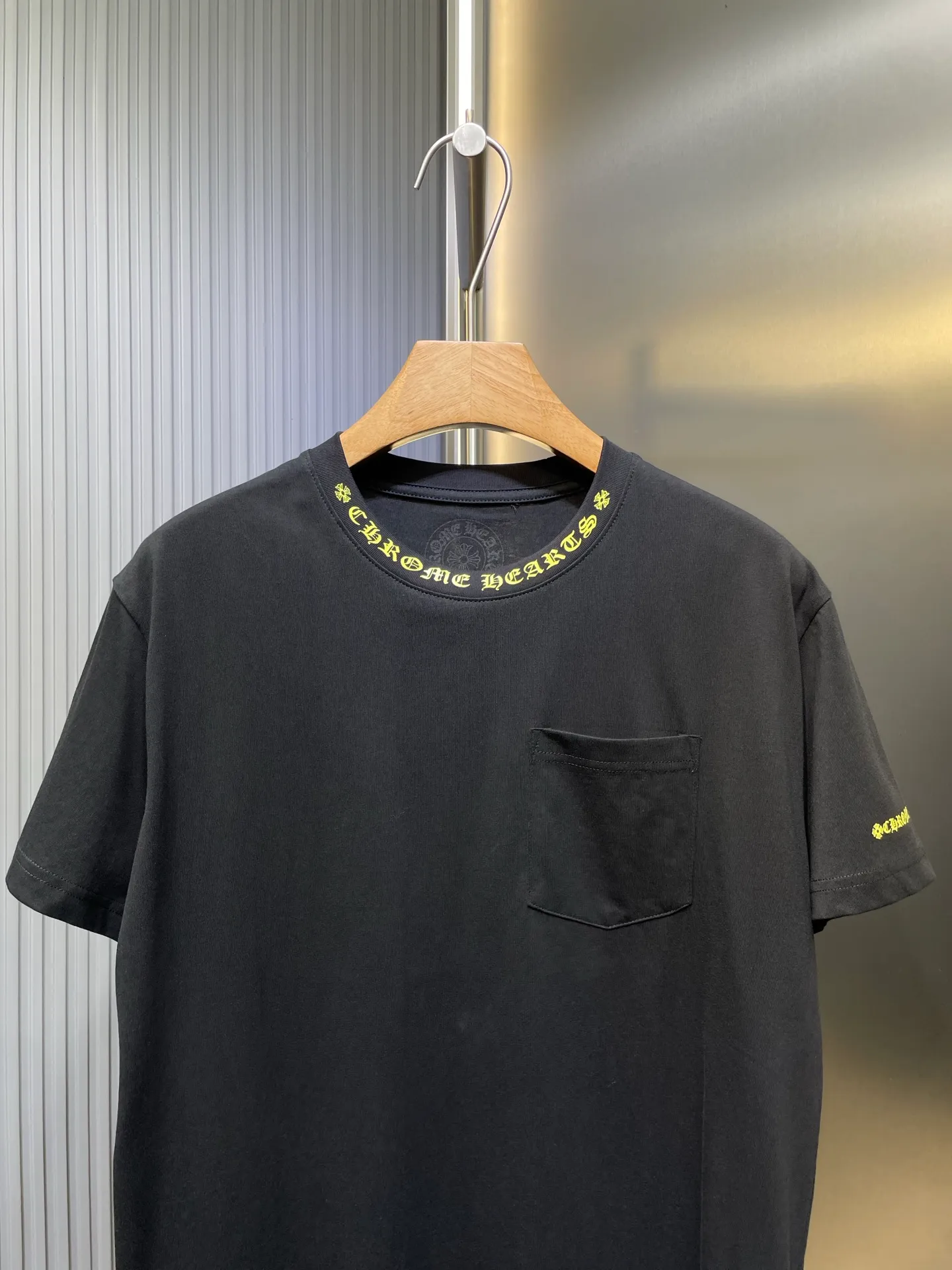 🅿️270 Crow Heart🌟【Top original order】Sanskrit printed short sleeves with collar. Process description: The fabric is made of 26-woven 200g cotton, and the printing is hand-printed with glue. The overall alignment is straight and delicate, the fabric is comfortable and soft, and the color is consistent without color difference. It can be matched with the same style to create a fashionable look and control various occasions. Customized accessories, complete three standards, same style for men and women! ⚠️Color: Black ⚠️Size: SML